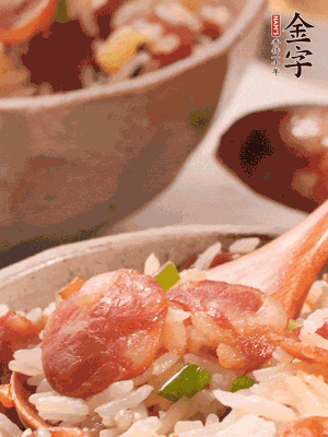 開蓋后，沿鍋邊淋2大勺花生油，大火烤出鍋巴。輕輕翻拌一下，撒點(diǎn)蔥花。