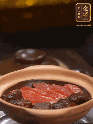 鋪上臘腸和排骨，鍋邊淋一圈油，小火煲10分鐘