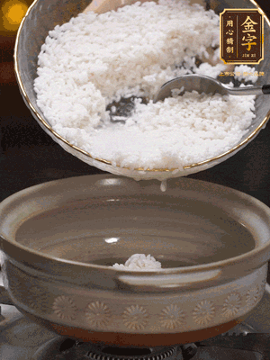 鍋底刷油，倒入米飯，水沒過即可，中小火燜10分鐘，戳幾個洞