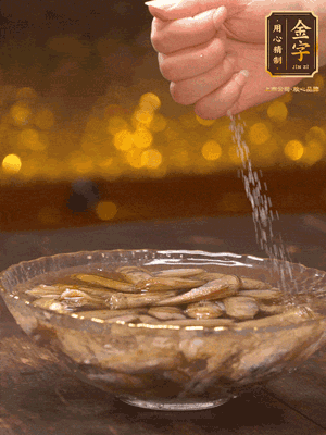 鮮活蟶子反復(fù)沖洗干凈，水中加鹽、芝麻香油浸泡30分鐘吐沙