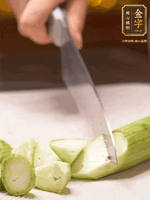 絲瓜去皮，切滾刀塊