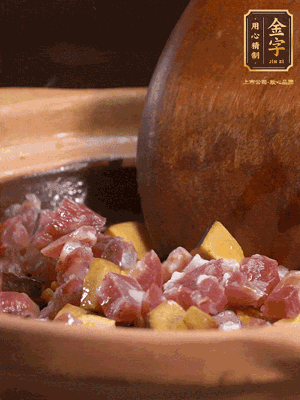 熱油下蒜片，倒入香腸丁、牛肝菌丁翻炒出香味