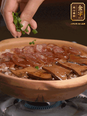 最后鋪上牛肝菌，爭分奪秒地倒上醬汁，撒點小蔥花