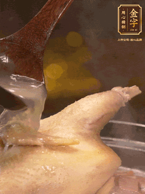 大火燒開后，撇去浮沫。轉(zhuǎn)小火燉2個(gè)小時(shí)