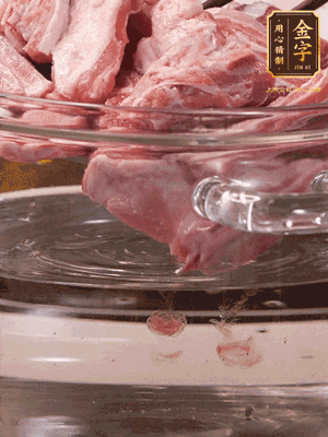 羊排清水洗凈，冷水浸泡30分鐘-2個(gè)小時(shí)，去除血沫。冷水下鍋，小火加熱析出血水后洗凈備用