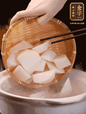 大火煮開后，轉(zhuǎn)中小火燉40分鐘，挑出蔥結(jié)，再下蘿卜燉20分鐘