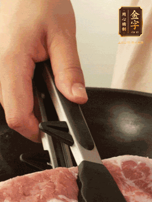 大塊五花肉皮面朝下，烙2-3分鐘