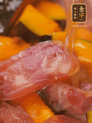 下香腸，倒沒過南瓜的水，加1/2勺鹽、1/2勺白糖、1勺蠔油燜8分鐘