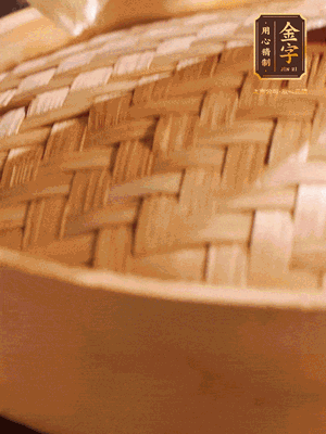 將香腸、醬油肉、臘肉放入蒸容蒸20分鐘