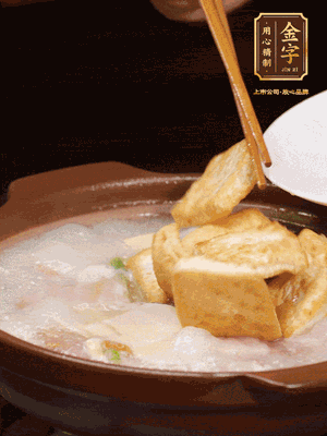 倒入開(kāi)水大火煮開(kāi)，轉(zhuǎn)中小火放咸肉，放一點(diǎn)點(diǎn)糖、味精慢燉10分鐘
