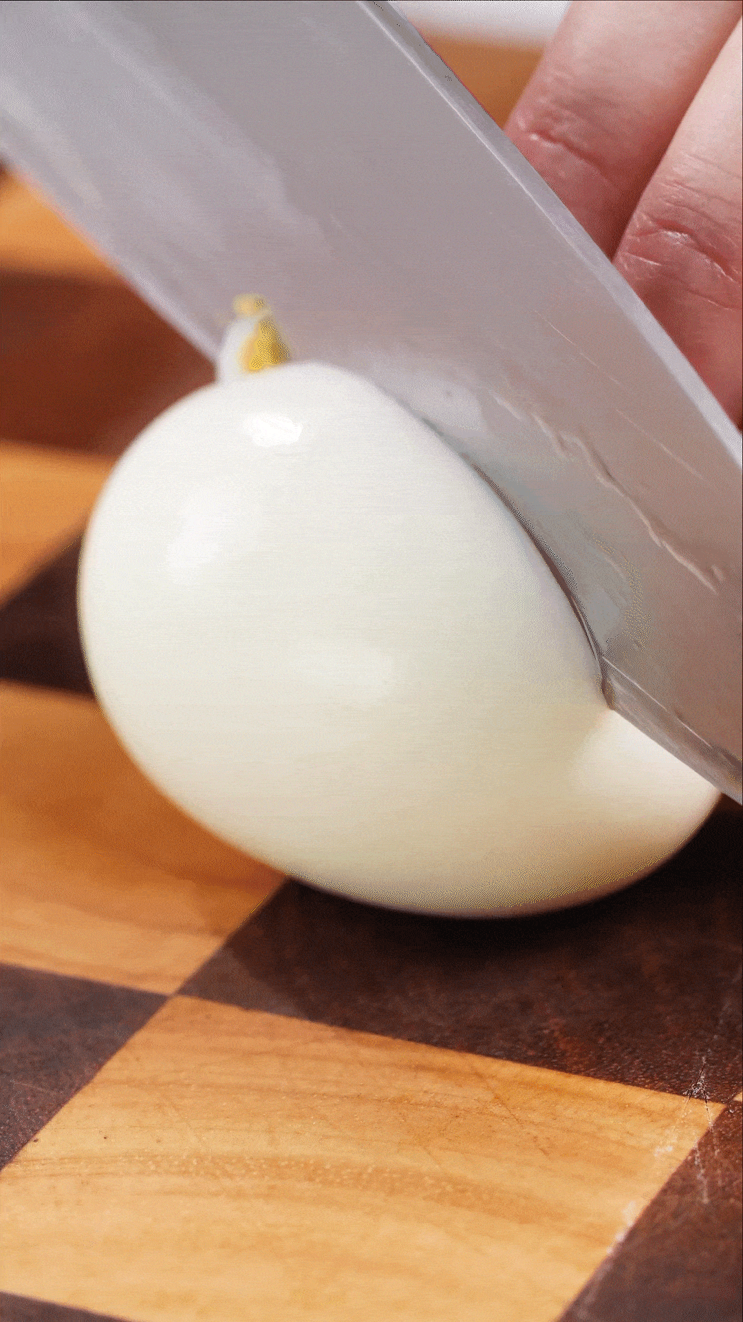 雞蛋煮熟，改刀備用