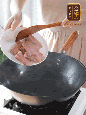 豬油熱鍋，下咸肉煸香，再下蔥姜提鮮