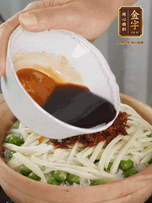 繼續(xù)小火燜3分鐘，淋上XO醬攪拌均勻。
