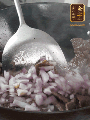 橄欖油熱鍋，牛肉丁炒至焦香狀態(tài)，下洋蔥丁翻炒出香味