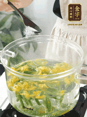 水開后，加鹽、黃瓜花焯水30秒