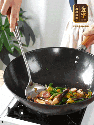 煸香蒜末，下香腸翻炒均勻，再依次下雞縱菌、黃瓜花