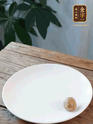 做水油皮、油酥 將油皮材料放入料盆中，加100ml水攪拌成雪花片狀。在案板上反復揉搓成有一定筋度的光潔面團，搓成14個團子。
