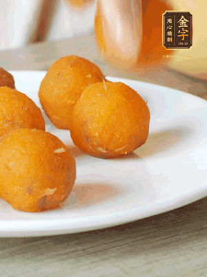 融化的黃油、芝士粉攪勻，加糖粉、蛋液、淡奶油、咸蛋黃攪勻，再加入玉米淀粉、奶粉拌勻，用不粘鍋炒至抱團