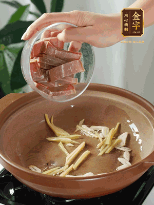 姜絲煸香后放火腿翻炒，加開水燉煮10分鐘