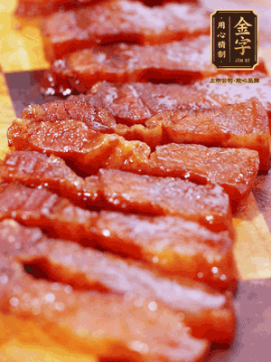 金字醬油肉煮熟，切片