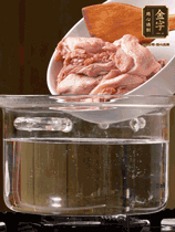 麻鴨切塊，冷水下鍋，加蔥姜、料酒焯水。撈出溫水洗凈