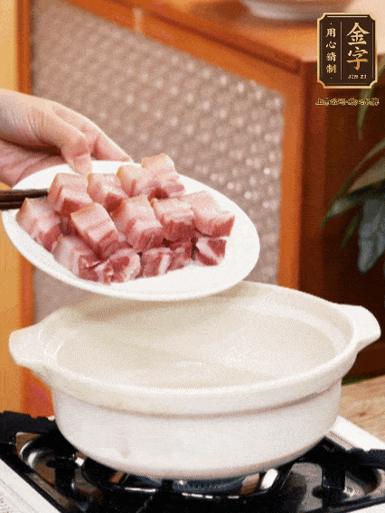 鍋內(nèi)倒油，下咸肉微微煸炒，再放排骨炒一下