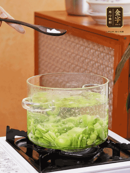 蠶豆剝?nèi)ネ鈿?，加鹽焯水30秒