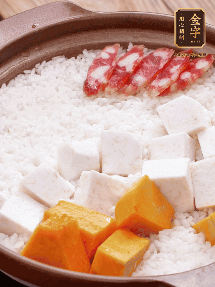 砂鍋涂油，放入泡好的大米。鋪上芋頭、南瓜，倒入開水剛好沒過，中火煮到水收干