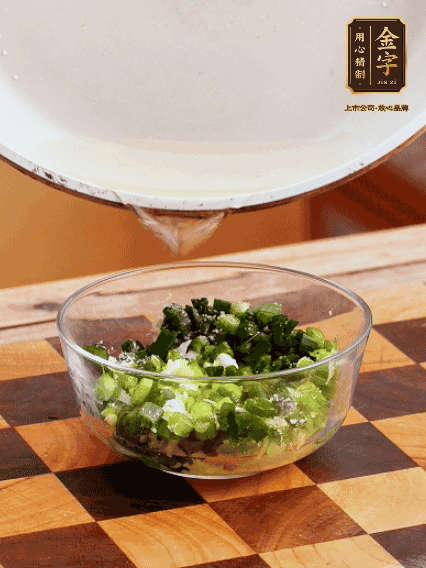 姜末、蔥末加鹽，潑熱油做成蔥姜醬