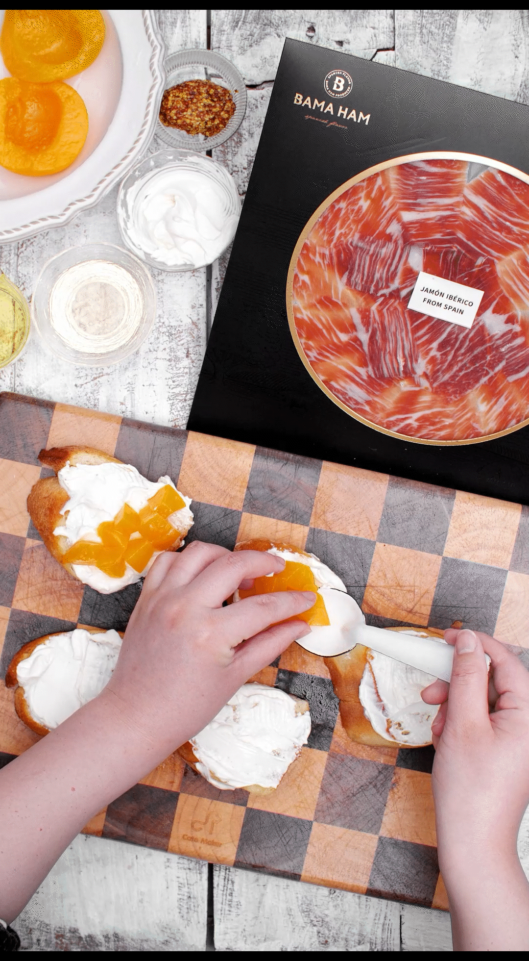 法棍涂抹奶油，放上黃桃和巴瑪火腿