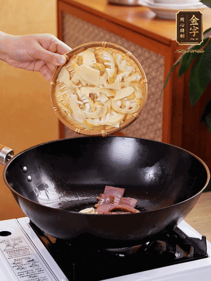 油熱，下蒜末、火腿煸炒出香味，再下筍片微微翻炒