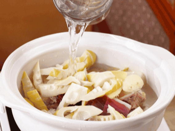 砂鍋中依次放入姜片、雞肉、春筍、火腿，加入足量的水，大火燒開后，轉(zhuǎn)小火燉40分鐘