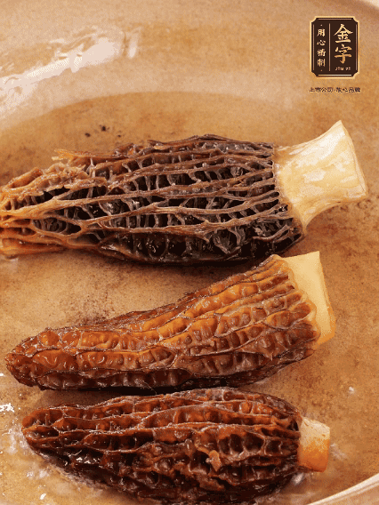 少許油，新鮮羊肚菌煎香