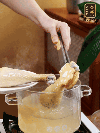 雞腿冷水下鍋，加蔥姜焯水，洗凈備用