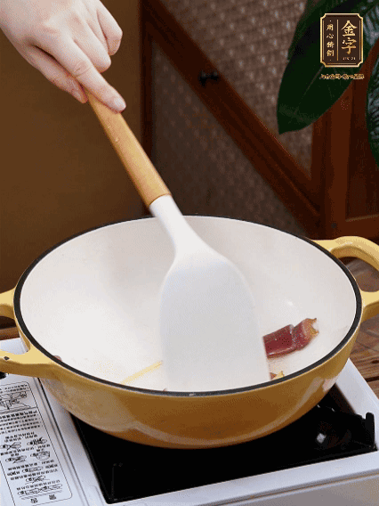 油熱，姜絲、火腿微微煸出香味