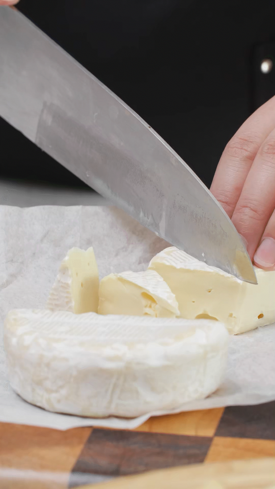 ①布里奶酪切塊、蘇打餅干掰成合適大小