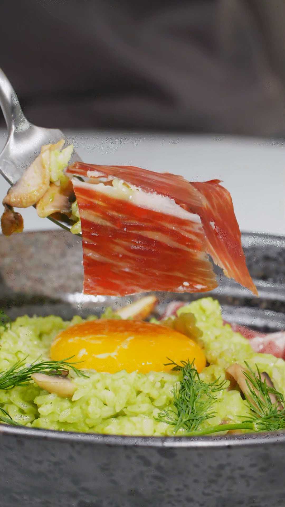 沿著碗邊依次放上：巴瑪火腿、玉米筍、蒔蘿