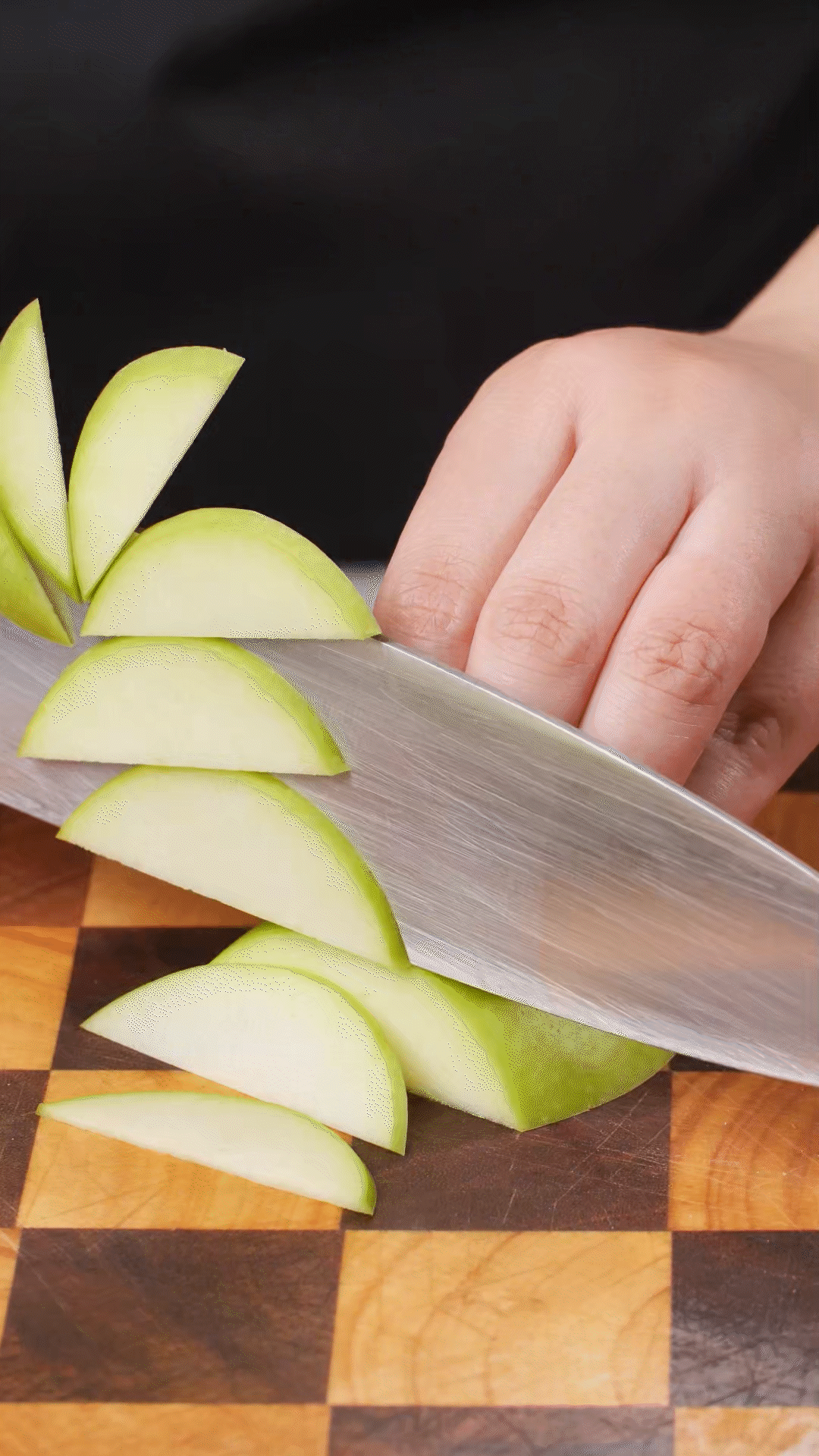 蘋(píng)果、梨子洗凈改刀
