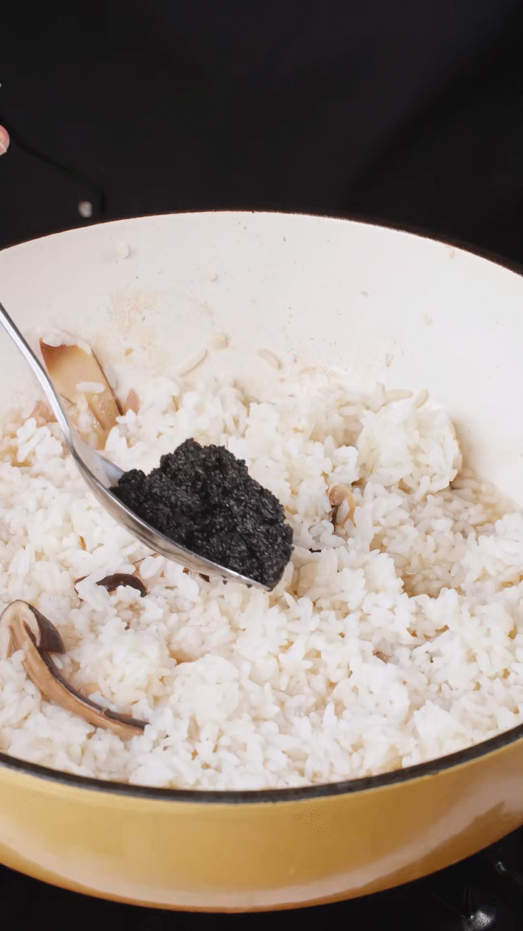 底油放入洋蔥爆香后加入黑皮雞樅菇、口蘑，用白葡萄酒增鮮
