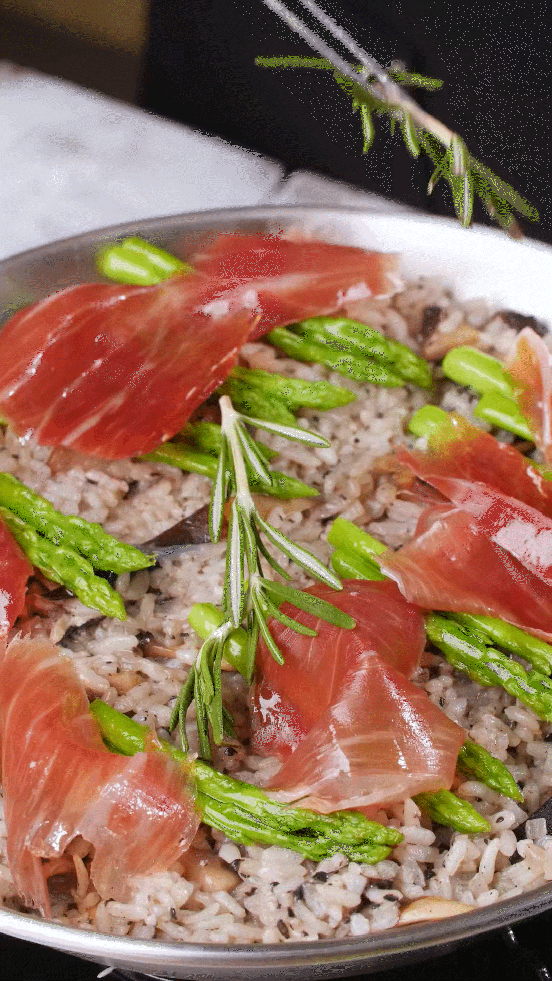 放上巴瑪火腿和蘆筍、點(diǎn)綴迷迭香、三色堇