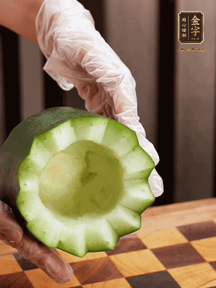 將小冬瓜洗凈，頂端切開(kāi)去瓜瓤，改刀切口呈鋸齒狀