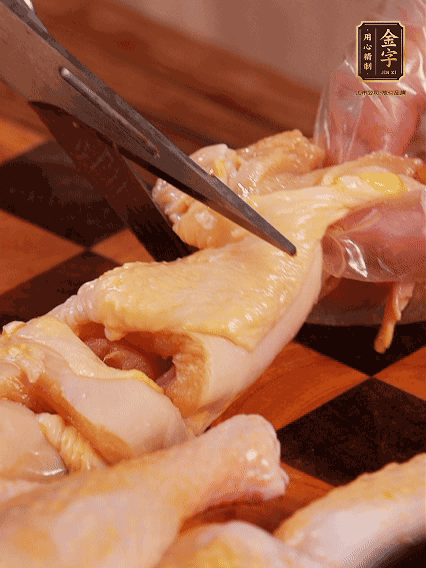 土雞處理干凈，切成大塊，加蔥姜、花雕酒、鹽腌制10分鐘