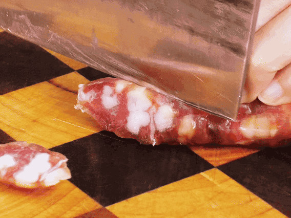 香腸少油煸出香味，下南瓜、板栗、香菇翻炒。2勺生抽、1勺老抽、1勺蠔油、1勺鹽、半勺糖調(diào)味