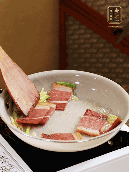 熱油下鍋，火腿、蔥姜蒜煸出香味備用