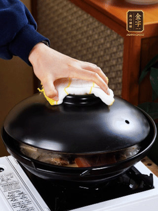 大火燒開，大火煮10~15分鐘。放入切好的豆腐，再煮5分鐘